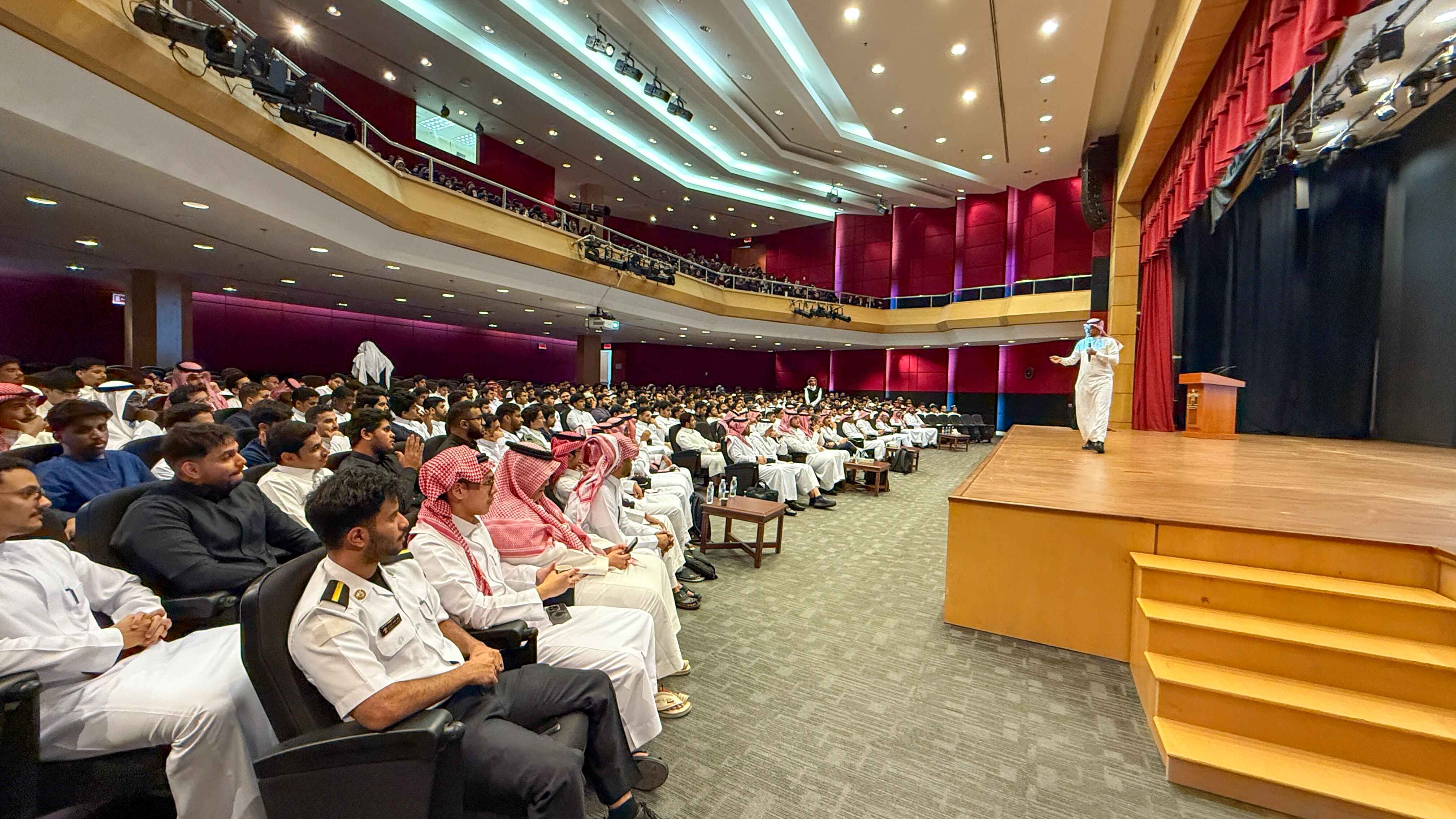 طلبة جامعة الملك عبدالعزيز يشاركون في بطولة أرامكو للاستشارات 2025